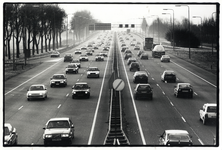 402164 Afbeelding van de verkeersdrukte op de A2 nabij Abcoude.